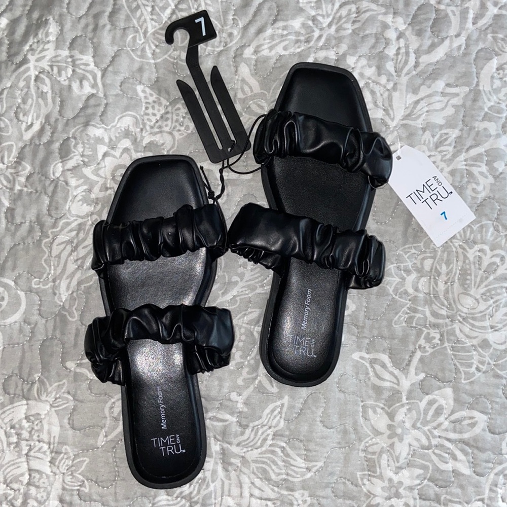 MEMORY FOAM RUCHED SANDALS